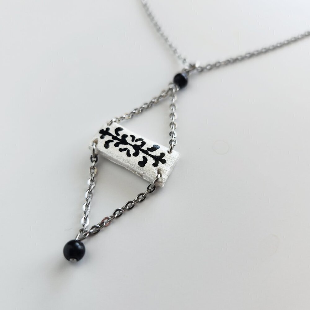 Iridescent Victorian Gothic obsidian necklace with a small silver chain - Picture 11 of 13